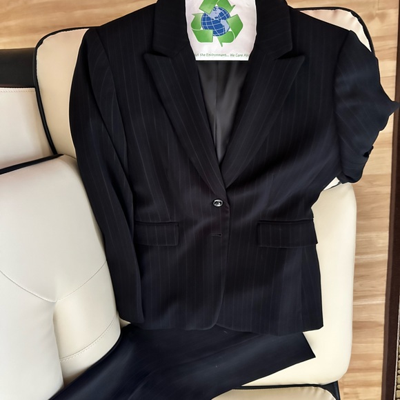 Tahari Arthur Levine Ladies Dress Suit - Pin Stripes - Picture 9 of 10